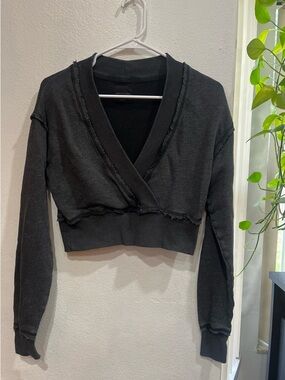 American Eagle Cropped V-Neck Sweater | Black Raw Hem Long Sleeve 🖤